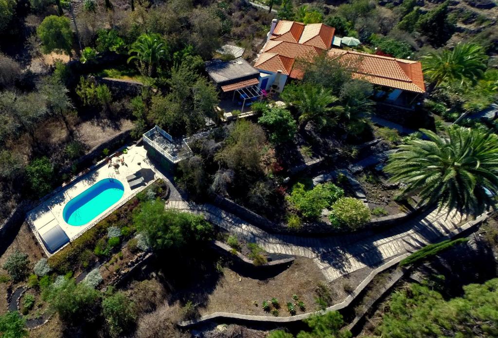 una vista aérea de una casa con piscina en Ferienvilla Finca Tijarafe mit beheiztem Pool en Tijarafe