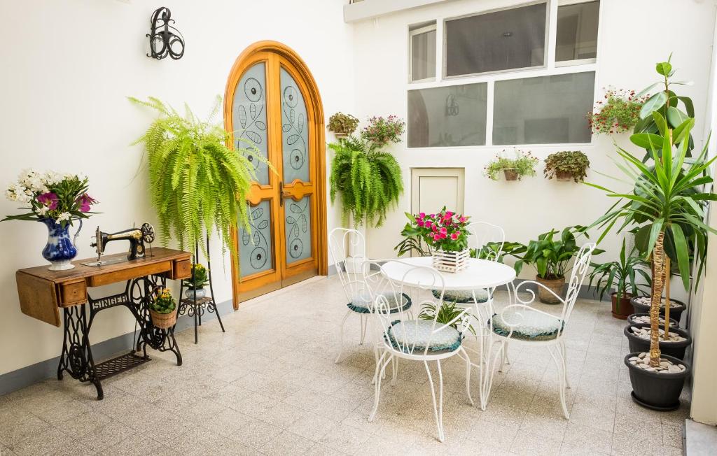 ラグーザにあるCasa Nonna Rosaのパティオ(テーブル、椅子付)、木製のドア