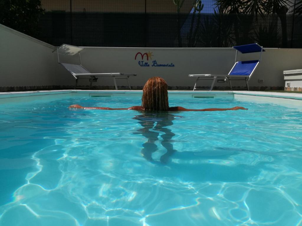 トッレ・サンタ・サビーナにあるVilla Buenavistaのスイミングプールでの水泳