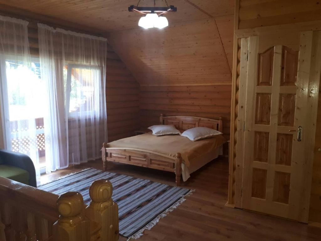 Postel nebo postele na pokoji v ubytování Yablunevyi Tsvit