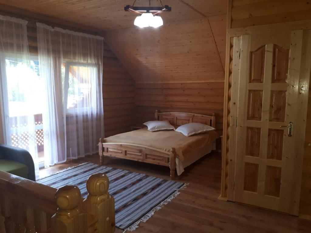 Voodi või voodid majutusasutuse Yablunevyi Tsvit toas