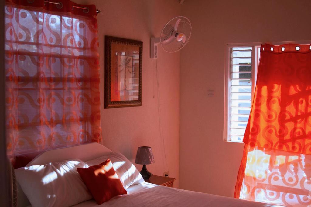 Кровать или кровати в номере Coconut cottage