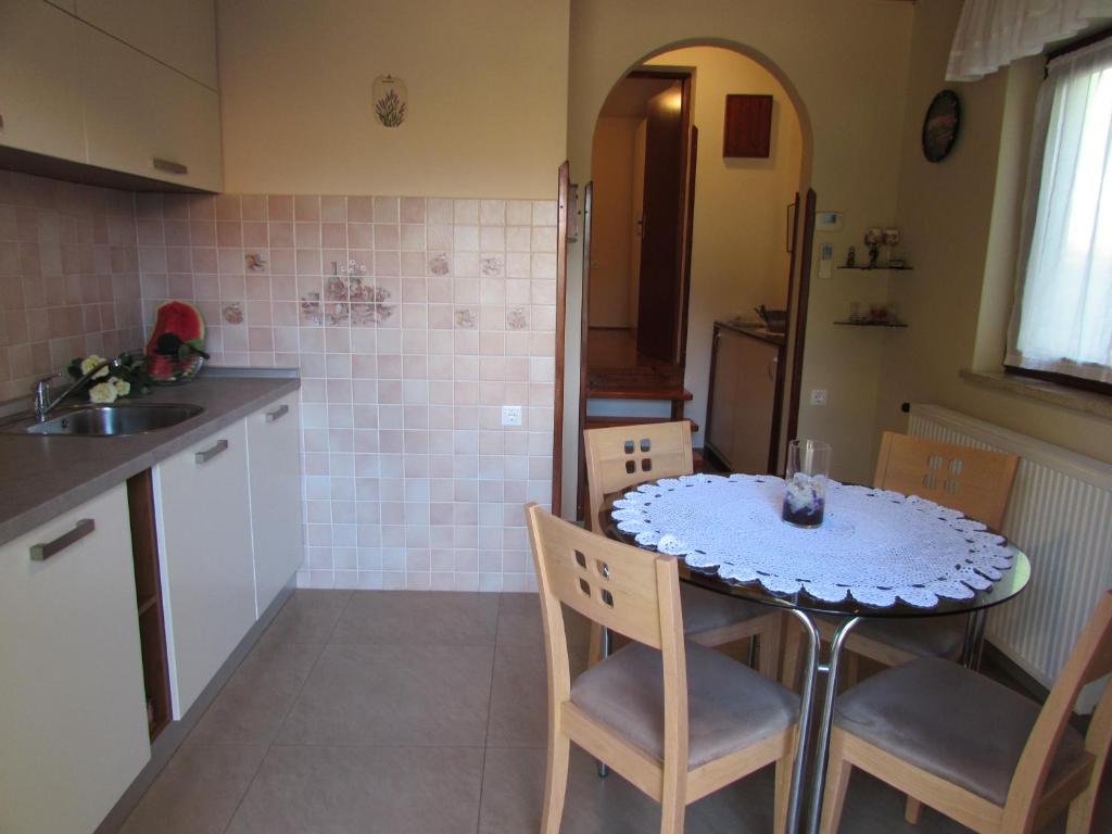 Kuchyň nebo kuchyňský kout v ubytování Apartment Ana