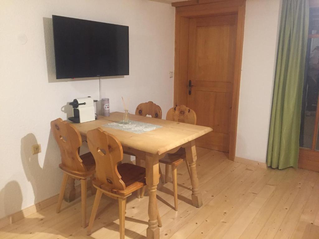 Televízia a/alebo spoločenská miestnosť v ubytovaní Sunnaschi Appartements - Wohnungen oder gesamt als "Hütte"