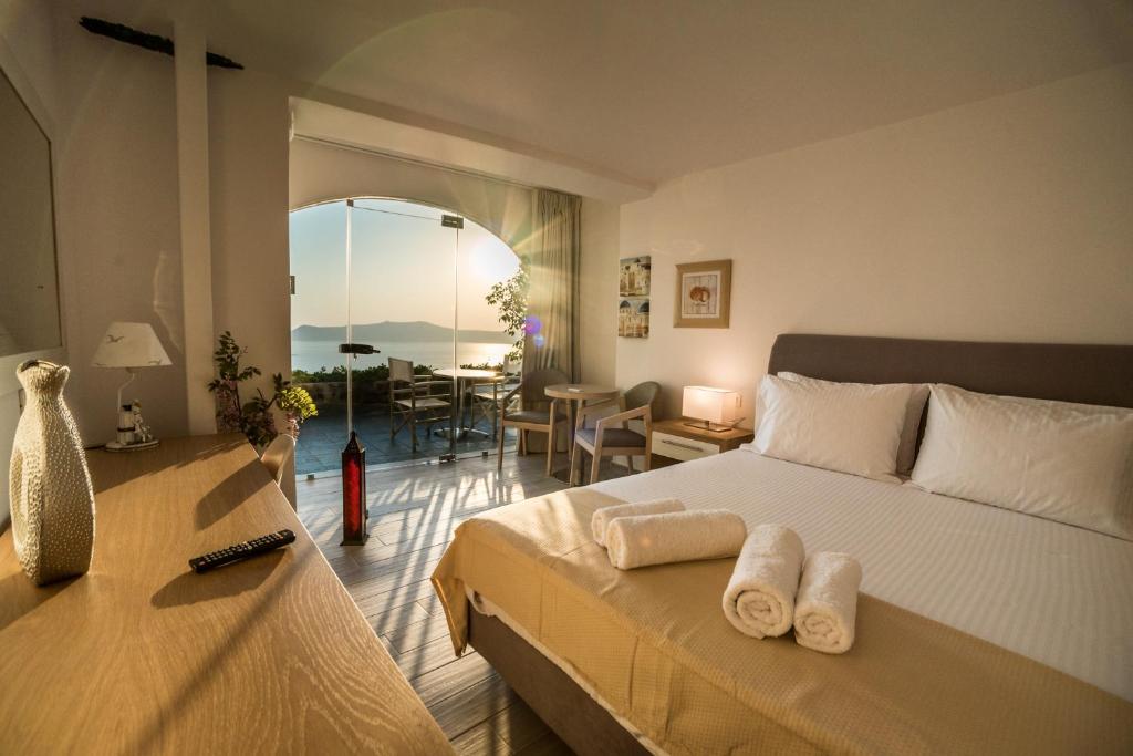 Postel nebo postele na pokoji v ubytování Kratiras View Luxury Suites