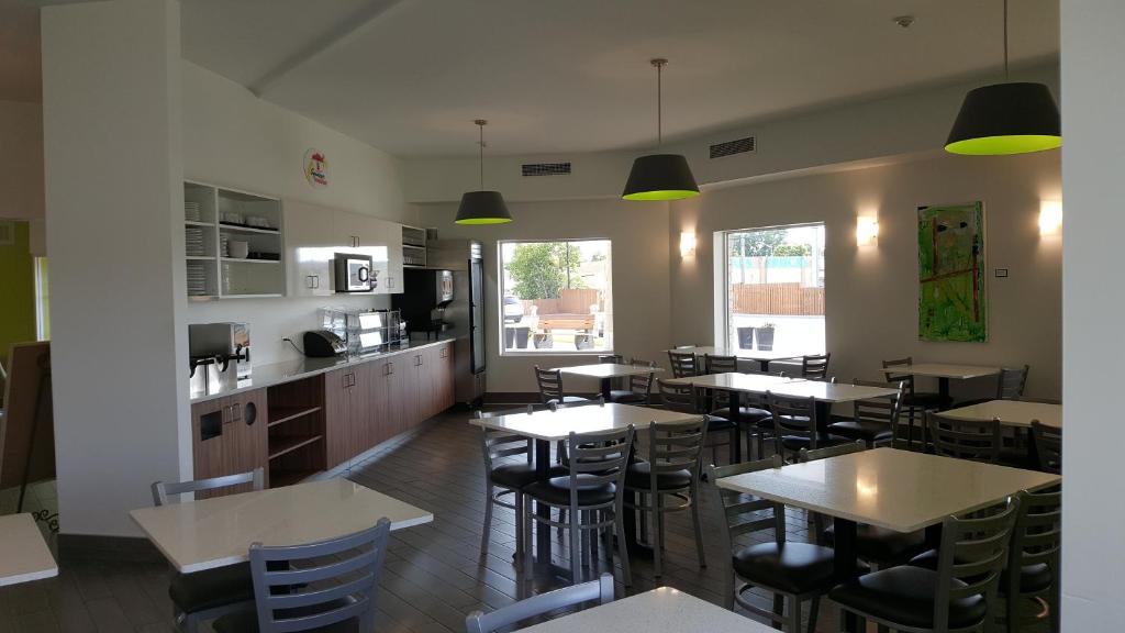 Kuchyň nebo kuchyňský kout v ubytování Super 8 by Wyndham Winnipeg West