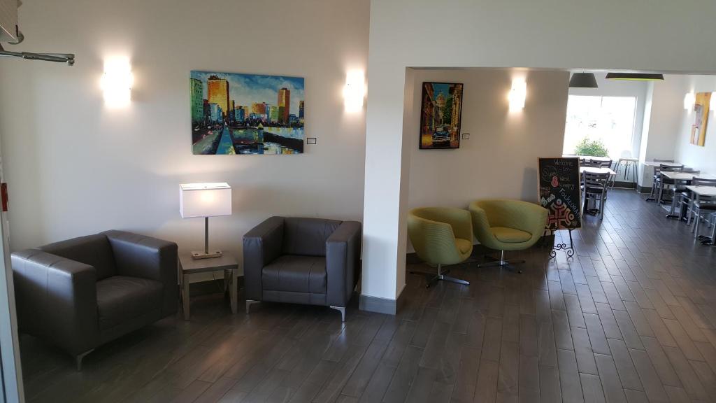 Posezení v ubytování Super 8 by Wyndham Winnipeg West