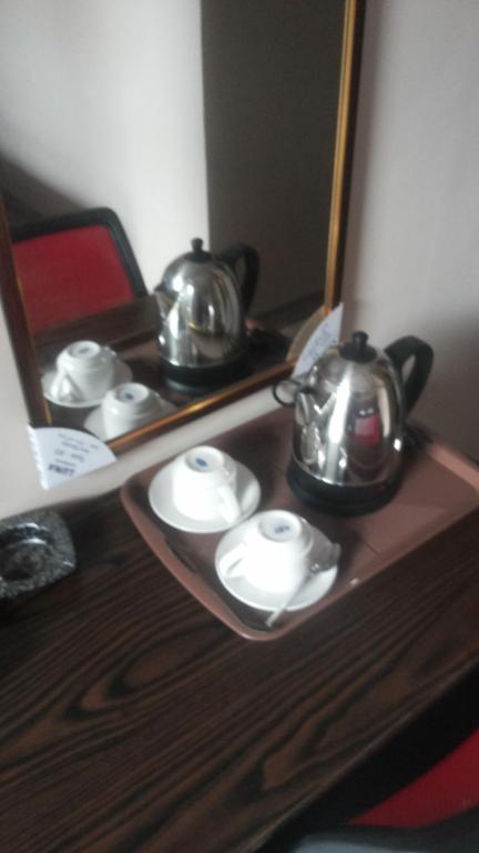 Příslušenství pro přípravu čaje a kávy v ubytování RF Hotel