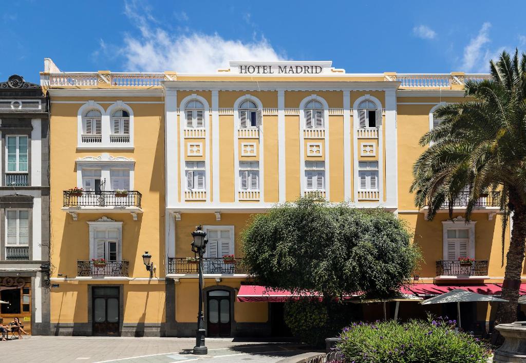 un grand bâtiment jaune avec un hôtel morocco dans l'établissement Hotel Madrid, à Las Palmas de Gran Canaria