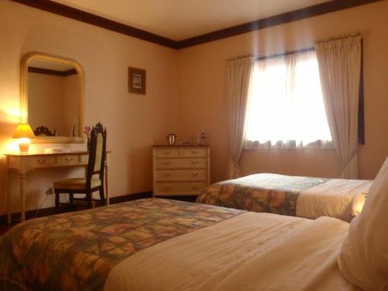 Postel nebo postele na pokoji v ubytování Las Flores Beachside Hotel