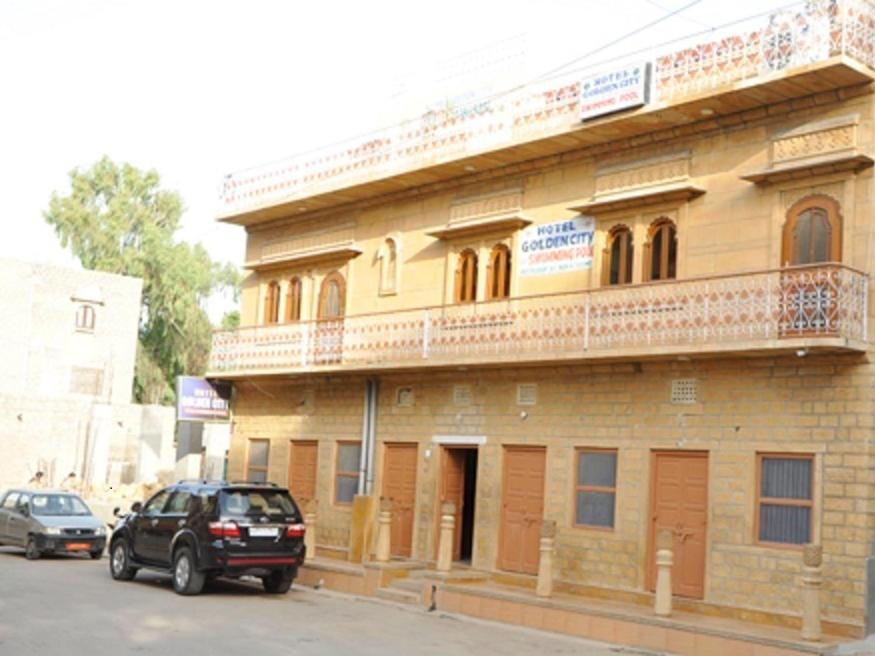 un edificio con un coche aparcado delante de él en Hotel Golden City with Swimming Pool, en Jaisalmer