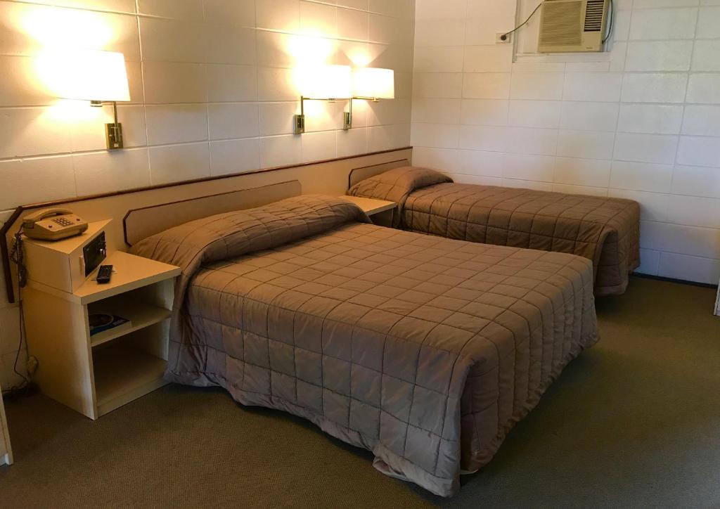 Postel nebo postele na pokoji v ubytování Cairns Motor Inn