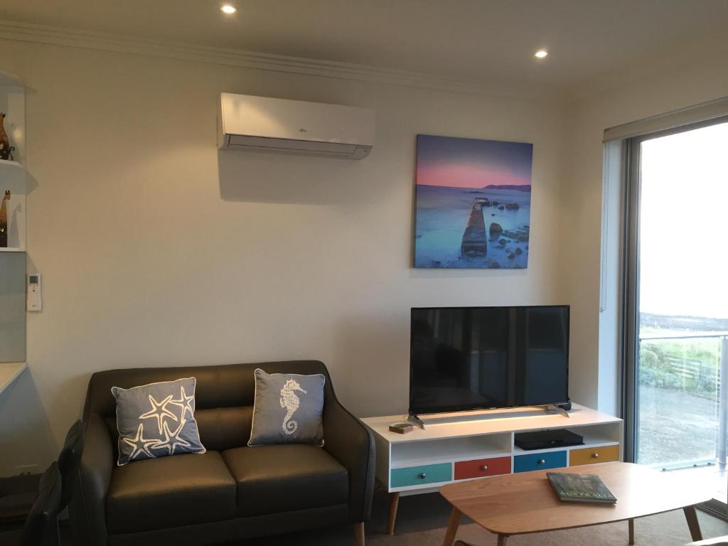 TV a/nebo společenská místnost v ubytování Penneshaw Oceanview Apartments