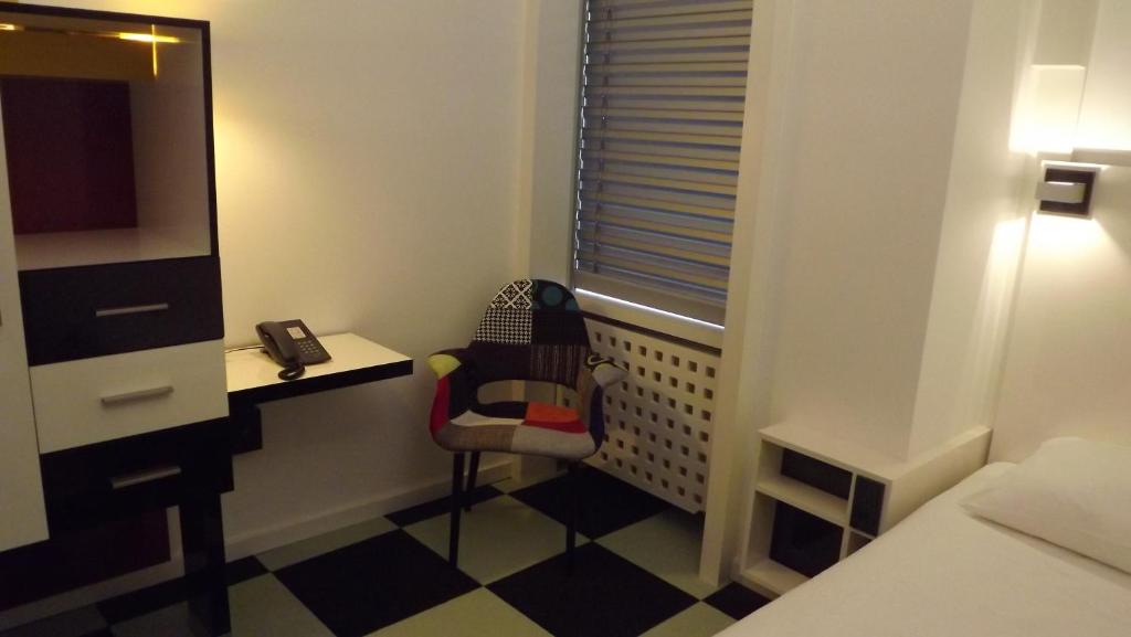 Postel nebo postele na pokoji v ubytování Hotel Cristall - Frankfurt City