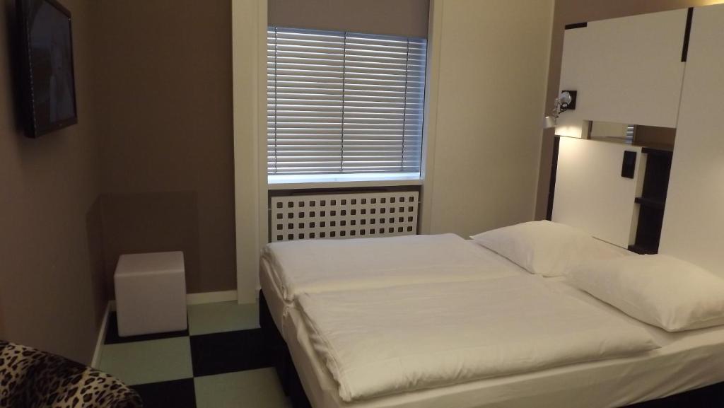 Postel nebo postele na pokoji v ubytování Hotel Cristall - Frankfurt City