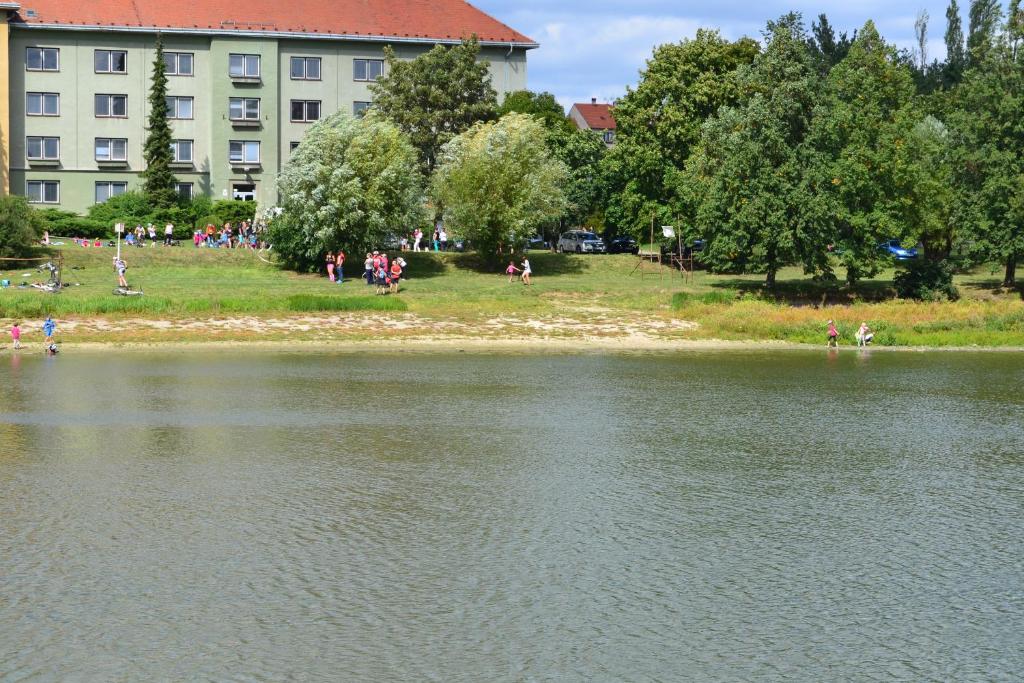 Výhled na řeku, která protéká v blízkosti penzionu