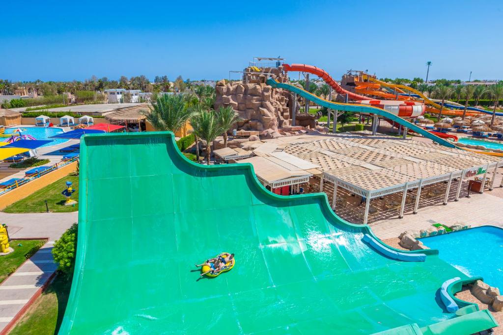 una vista aerea di un parco acquatico di Pickalbatros Aqua Blu Sharm El Sheikh a Sharm El Sheikh