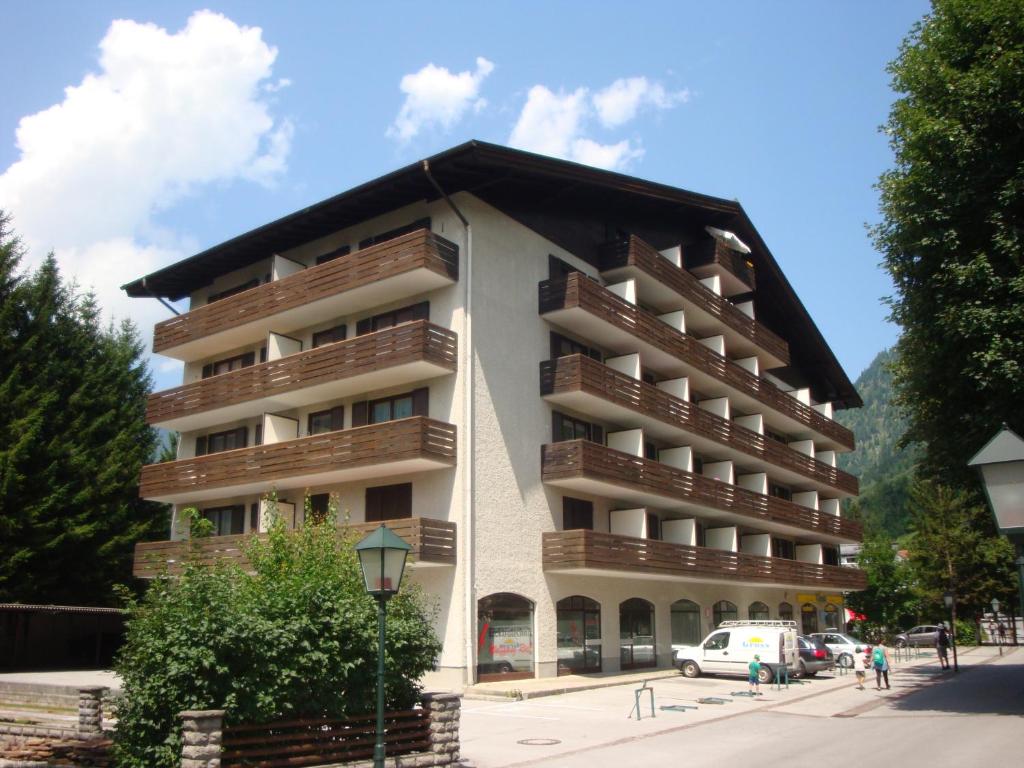 バート・ホーフガシュタインにあるAlpen Apartment Pyrkestrasseの黒屋根の大きなアパートメントビル