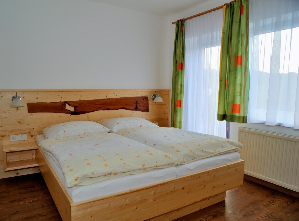 Postel nebo postele na pokoji v ubytování Gasthof zur Kirche