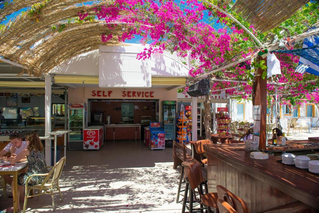 Restaurace v ubytování Santorini Camping & Hostel