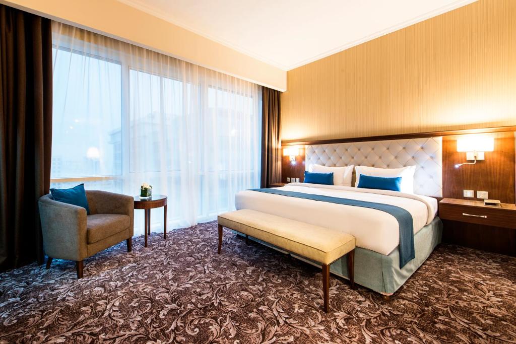 Postel nebo postele na pokoji v ubytování Golden Tulip Doha Hotel