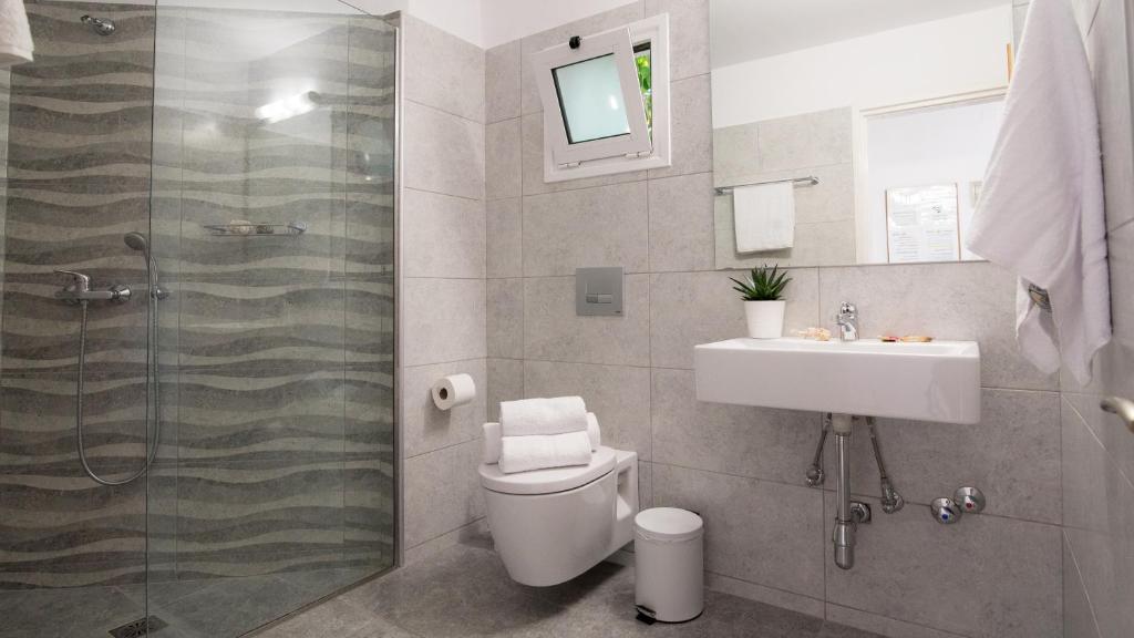 Kúpeľňa v ubytovaní Melissa Apartments, Studios & Suites