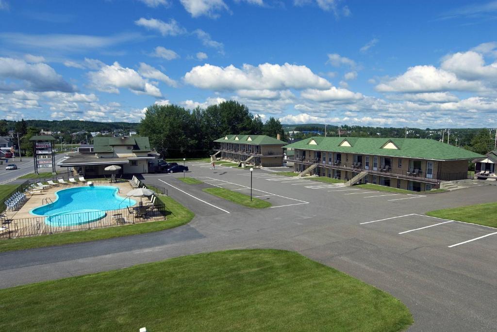 una vista aérea de un complejo con aparcamiento en Daigle's Motel, en Saint Leonard