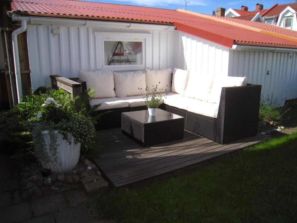 呂瑟希爾的住宿－Accommodation for 2 in the center city of Lysekil，平台上设有带沙发和桌子的庭院