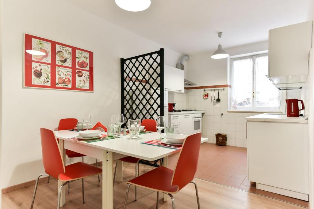 ローマにあるRed & White Vatican Apartmentのキッチン、ダイニングルーム(テーブル、椅子付)