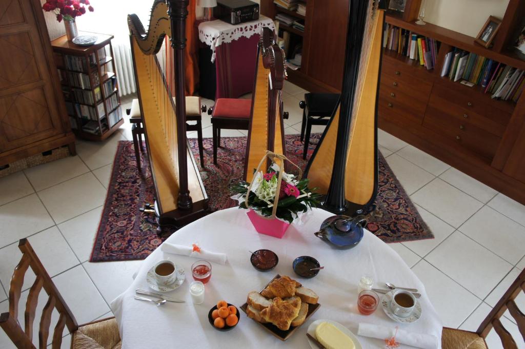 een tafel met een bord eten erop bij La chambre du harpiste in Saint-Mars-la-Jaille