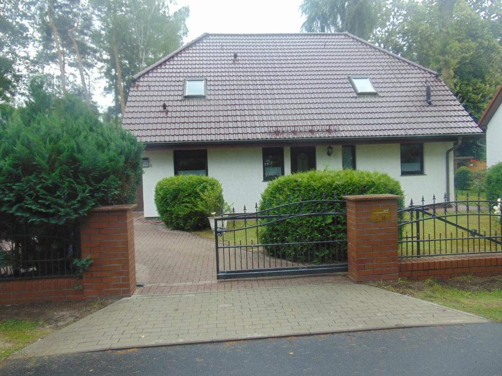 a house with a gate in front of it at Ferienhaus Emmelie in Senzig