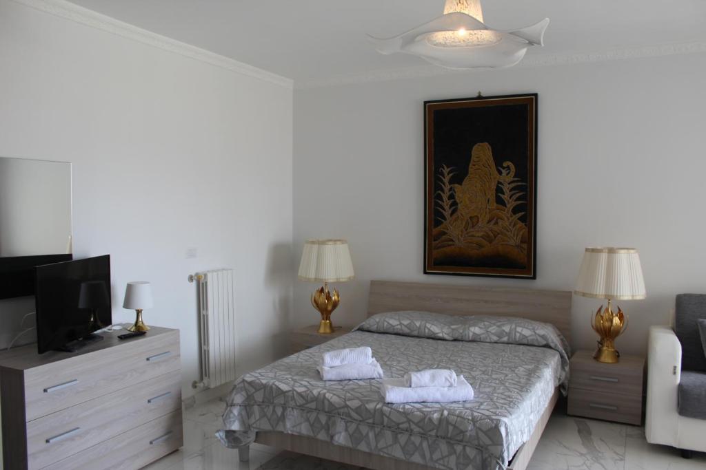 ナポリにあるLa Casa di Lùのベッドルーム(ベッド1台、薄型テレビ付)
