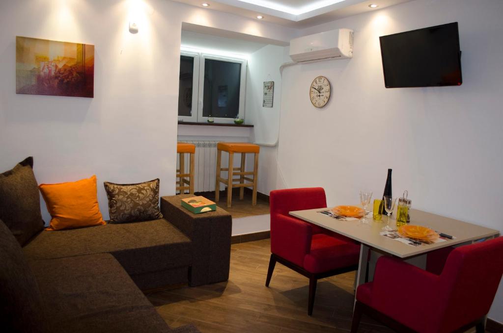 uma sala de estar com um sofá e uma mesa em Nikola's Apartment em Belgrado
