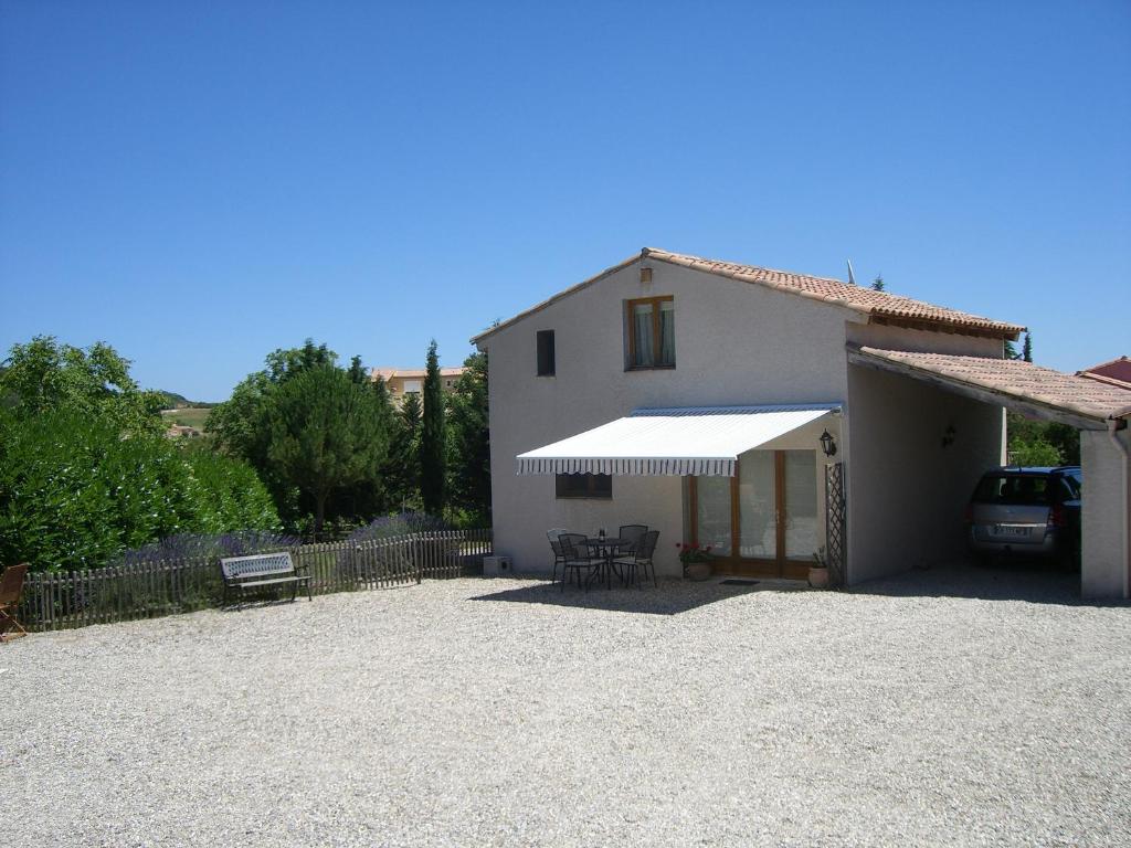 uma casa branca com um toldo branco e um pátio em Gite Quatre Saisons 2 em Limoux