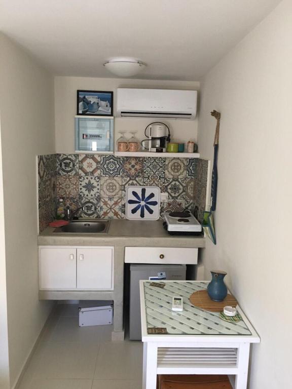 Η κουζίνα ή μικρή κουζίνα στο Cosy studio in Santorini
