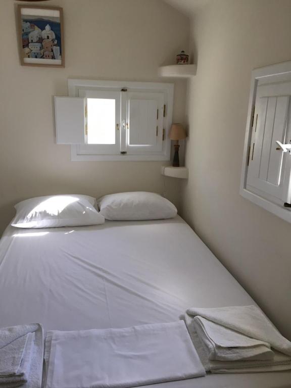 Ένα ή περισσότερα κρεβάτια σε δωμάτιο στο Cosy studio in Santorini