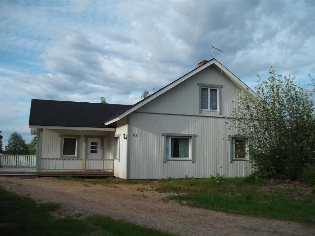 Lemmenjoki的住宿－Ahkula House，黑色屋顶的白色房子
