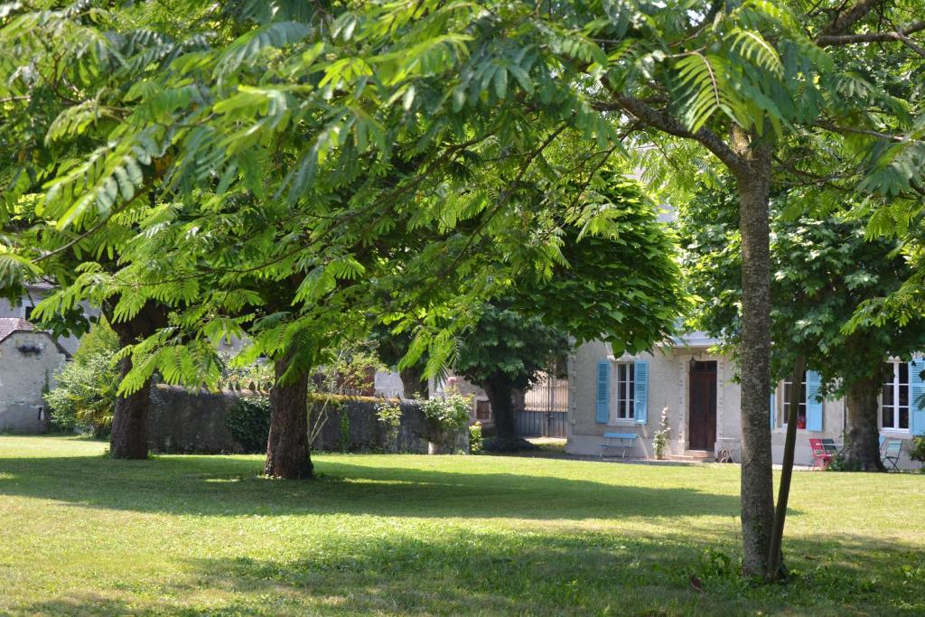 eine Gruppe von Bäumen vor einem Haus in der Unterkunft L'Estancat in Pardies-Piétat