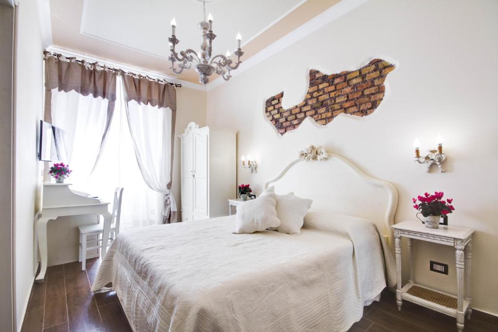 Un pat sau paturi într-o cameră la Lunaria Suites Rome Vaticano