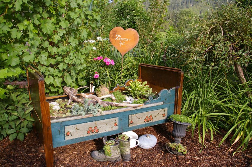 stara komoda z ogrodem z roślinami w obiekcie Thalerhof w mieście Roppen