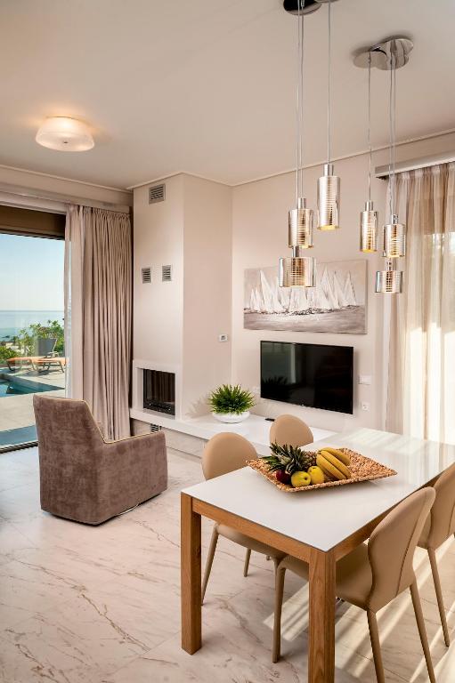 A television and/or entertainment centre at Eland Dream Villas