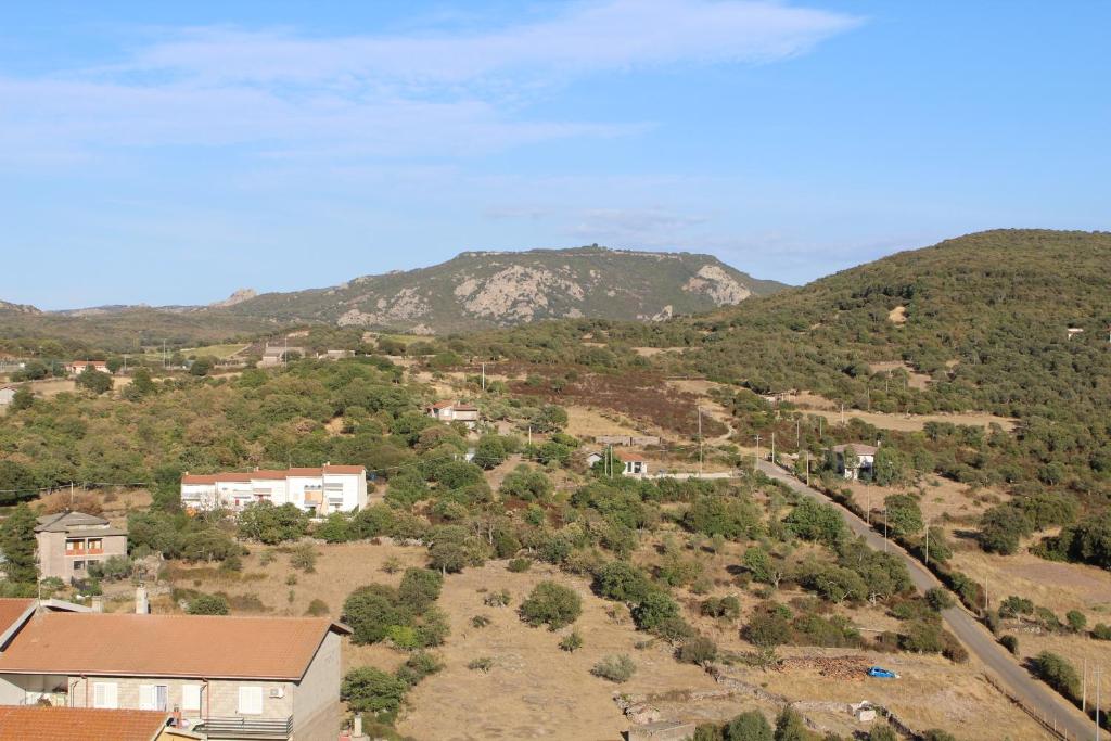 uma vista aérea de uma pequena aldeia nas montanhas em B&B Tatti em Nughedu Santa Vittoria