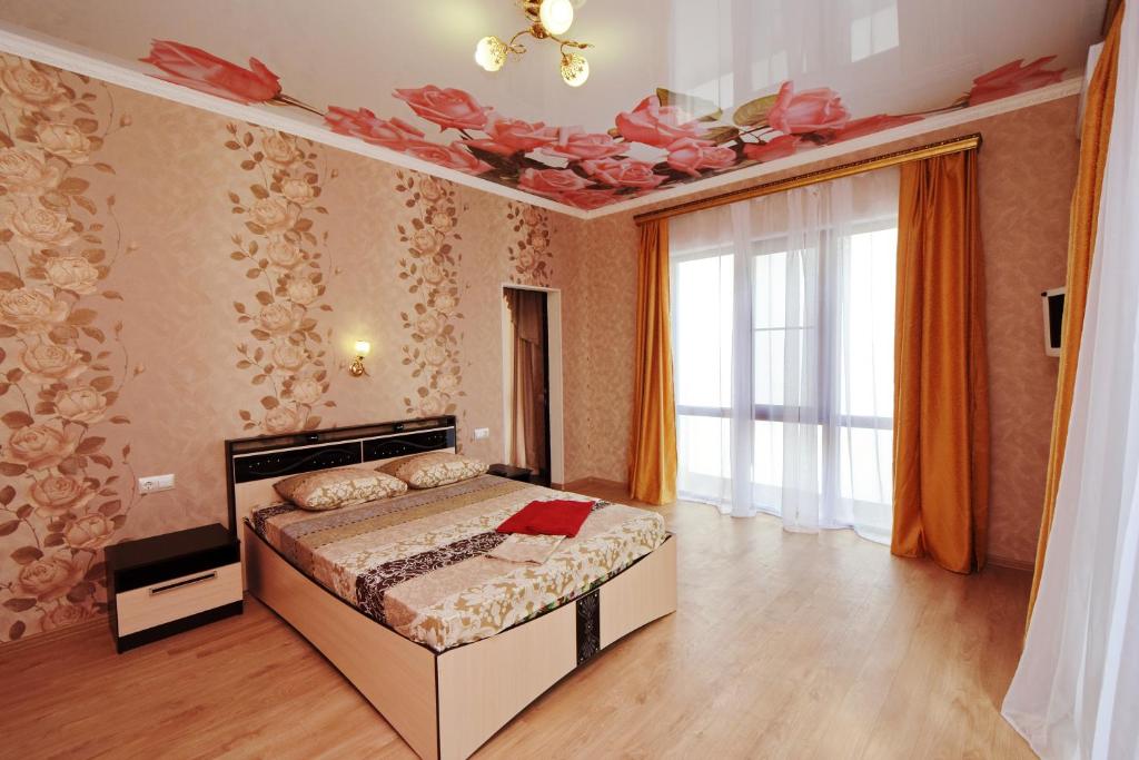 カバルジンカにあるGuest House Abrikosのベッドルーム1室(ベッド1台付)、花の天井