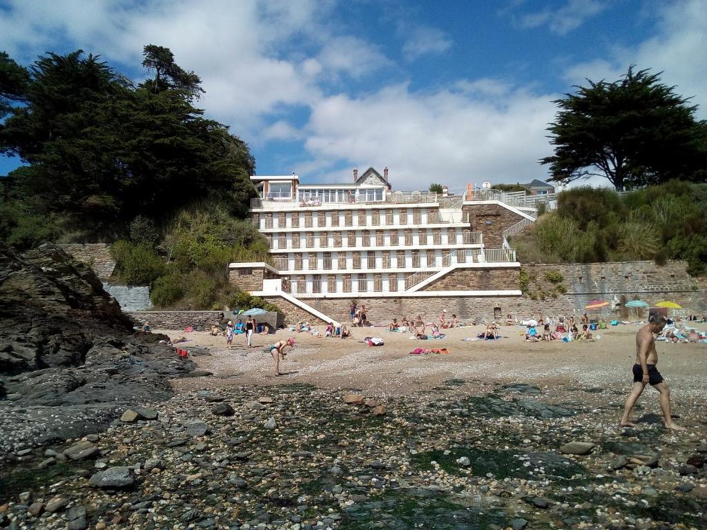 ポルニックにあるL'Ermitageのホテル近くの海岸の人々