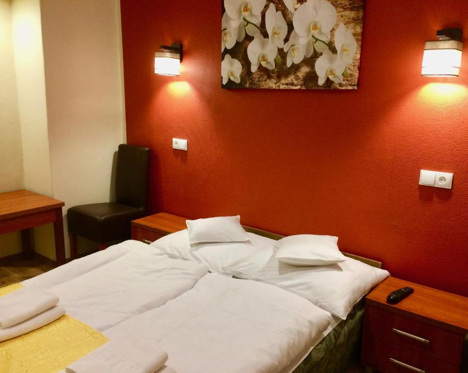 a hotel room with a bed and a chair at Hotel i Restauracja Sara in Polanica-Zdrój