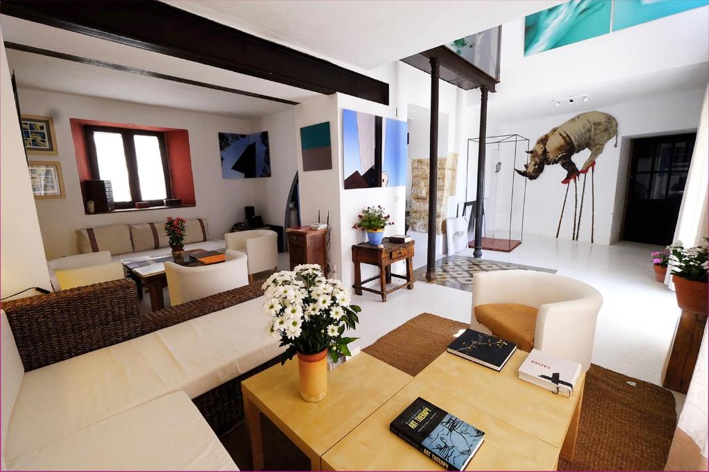 an aerial view of a living room with a table at La Casa de la Luz. ArtistHome in Almodóvar del Río