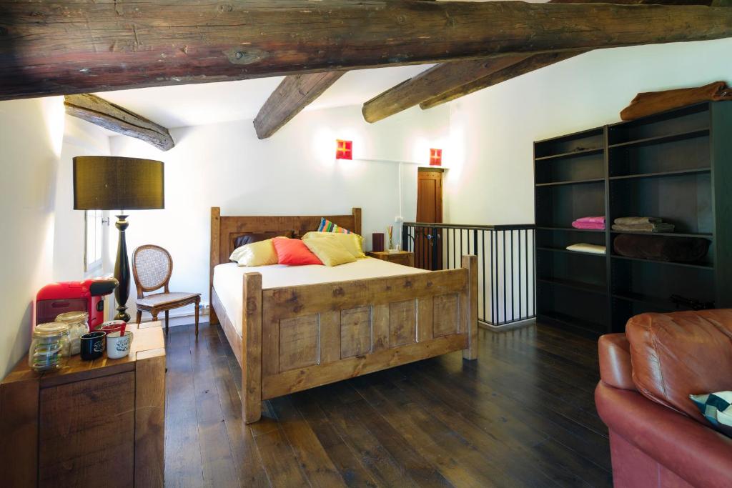 1 dormitorio con 1 cama grande y 1 sofá en Gîte du Chant des Oiseaux en Saint-Guilhem-le-Désert