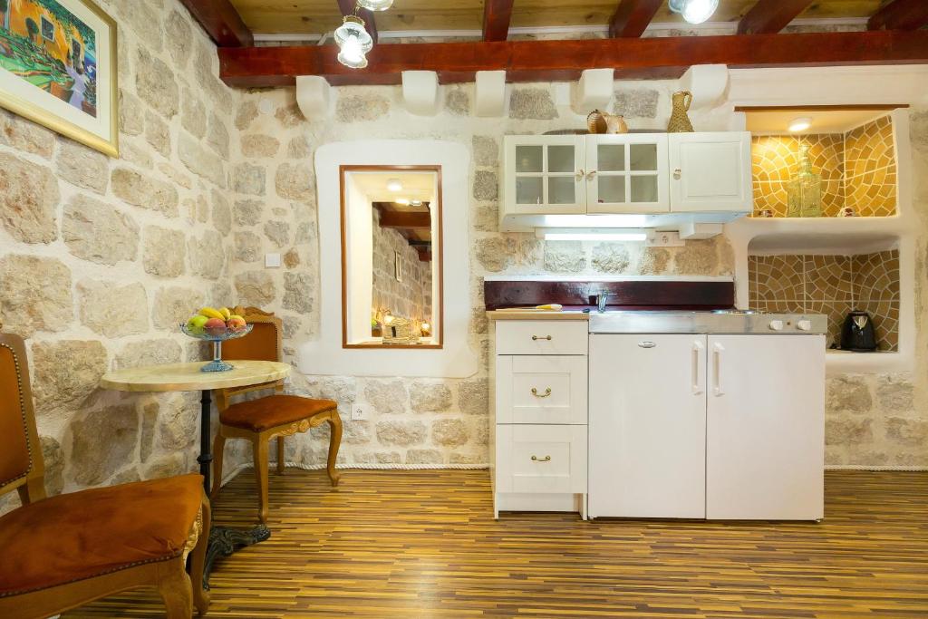 Juliette's Palace Studios - 11