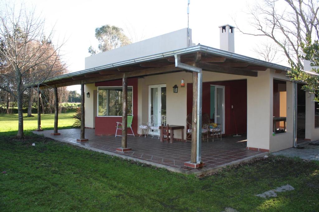 a small house with a deck in the grass at Quinta Siete Soles in Tandil