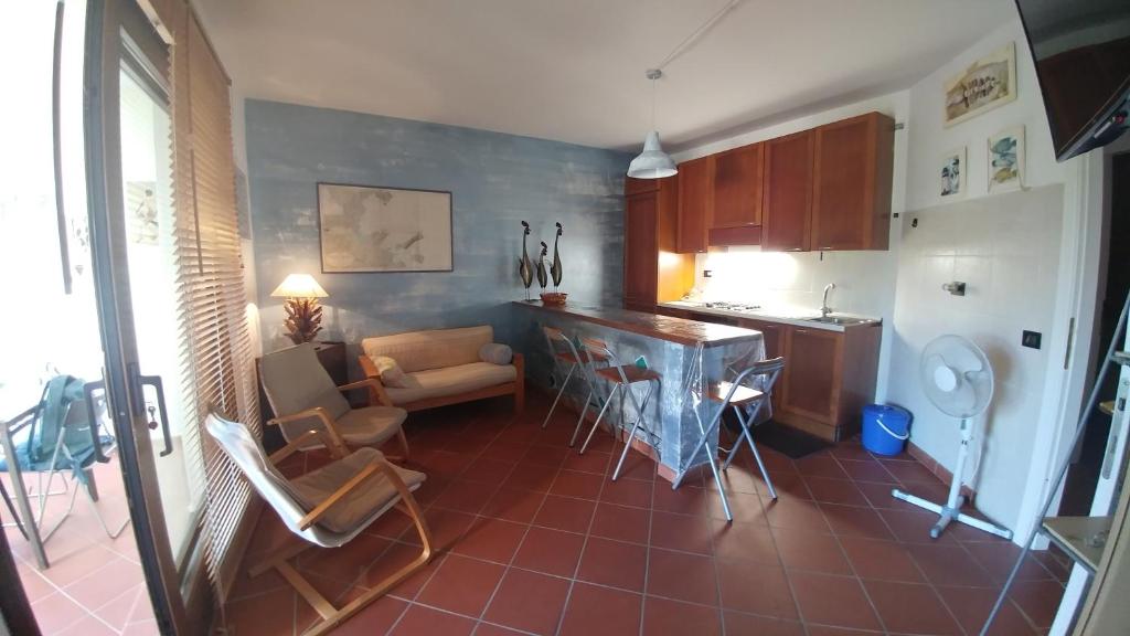 ポルト・サン・パーオロにあるVilletta Via Nenniのキッチン、リビングルーム(テーブル、椅子付)